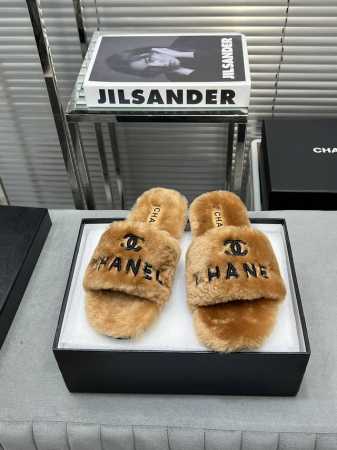 CHANEL 秋冬新品香奈儿毛拖 独家开模出货 进口羊羔毛. 内里：进口保暖羊羔毛，脚感舒适，超级亲肤。 大底：原版开模大底 码数35-39 34 40 41定 - 点击图像关闭