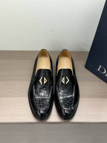 Dior Cd家新品 Dio* Timeless 乐福鞋皮鞋 官方售价 Rmb p10,400 这款乐福鞋体现经典的优雅气质。采用黑色牛皮 开边珠亮皮 高丝光磨