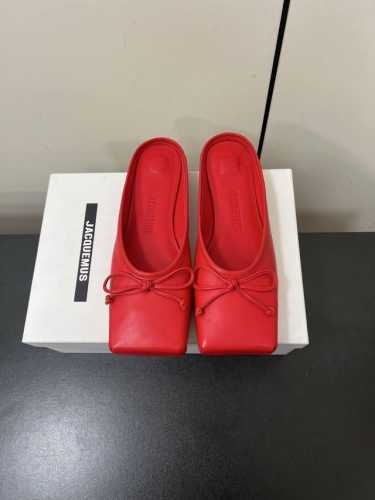 Jacquemus25春夏新款方头鞋蝴蝶结半拖 单鞋！ 方头设计真的好时髦！牛仔裤 小裙子搭配不在话下！可可爱爱没有脑袋 四方方的 时髦精必入的一款！ 流行的方