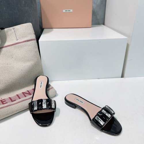 高品质出厂 ！顶级品质Miu Miu 缪缪 2025早春新品水晶钻平底拖鞋！专柜主打最新走秀款火爆上新！ 缪家高货 顶级工艺打造精品质感 无敌舒适 绝对是一见钟