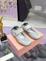 工厂P价P：310 Miumiu 缪缪 25Ss 春夏新款 饼干鞋 阿甘鞋休闲运动鞋 Miumiu最新爆款 前卫大胆的设计，Miu Miu风格融于此款厚底真丝雨