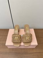 顶级版本 Miumiu｜谬谬2025春夏新款柔软小羊皮皱面 高跟拖鞋 可甜可盐的喵喵女孩 褶皱的鞋面给这款凉拖增添不少少女心。 原版 1：1开发，各大明星 网红