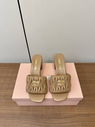 顶级版本 Miumiu｜谬谬2025春夏新款柔软小羊皮皱面 高跟拖鞋 可甜可盐的喵喵女孩 褶皱的鞋面给这款凉拖增添不少少女心。 原版 1：1开发，各大明星 网红