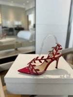 价格： Gianvito rossi 2025 新款拖鞋顶级版本，代购品质！施华洛奇水钻尖头高跟拖鞋，宛如从童话中走来的仙履。施华洛奇水钻璀璨耀眼，如同繁星点点