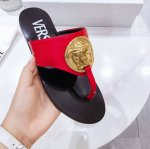 20612一10 Versace范师哲最新款平底夹拖，五金饰扣一比一开模，穿着舒适、高大尚的代名词，6色专柜同步，红色，黑色，杏色，米白色，粉红色，绿色，黄色，