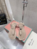 loro Piana 25春夏Lp顶级版本英伦宝石吊坠夹脚平底拖鞋凉鞋 原来这就是传说走两万步都不会累脚的夹脚凉鞋把颜值和脚感都拿捏住了，上脚一走就会被彻底沦陷