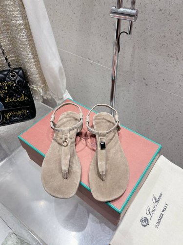 loro Piana 25春夏Lp顶级版本英伦宝石吊坠夹脚平底拖鞋凉鞋 原来这就是传说走两万步都不会累脚的夹脚凉鞋把颜值和脚感都拿捏住了，上脚一走就会被彻底沦陷