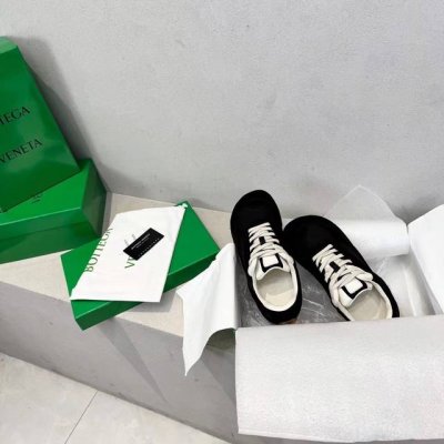出厂 Bottega Veneta Bv葆蝶家 25Ss新款 情侣款复古阿甘鞋 德训鞋休闲运动鞋 sneaker科技尼龙和绒面打造 灵感来自复古球鞋 全新演绎经
