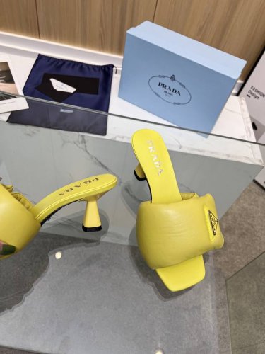 出 市场顶级版Prada普拉达面包小跟拖 顶级品质 正版1:1制作，做工相当复杂、花重金聘请著名样板师傅、耗时1个多月反复研究！ 欢迎对比 集优雅知性复古可爱于