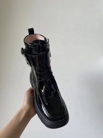 Wallaviv系列兼具时尚与舒适，本款皮靴款式个性，以厚底设计别具一格。点缀闪耀钻扣，时尚又有活力，穿一整天都轻松自在。小牛皮鞋面 靴筒扣带设计 闪钻饰扣 内