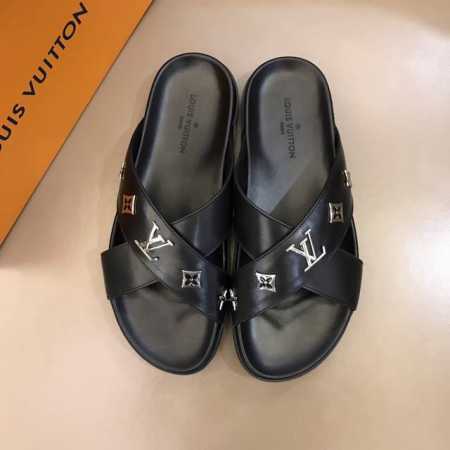 Ouis *Uitton 牌奢品男士拖鞋，1:1高端品质，头层牛皮材质，休闲阳光宽松舒适型，最高版本高品质精品，老花经典款，夏季必入哦！Size：38-45 - 点击图像关闭