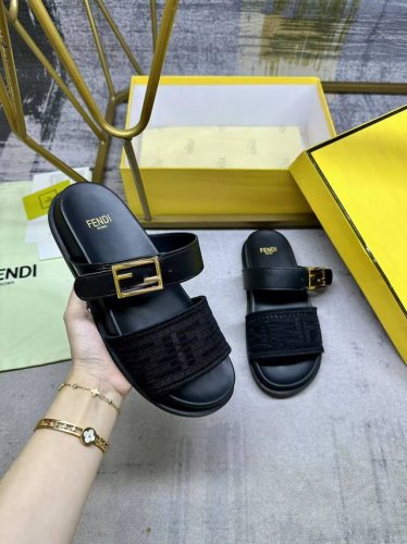 工厂p价 女装女鞋 运动原单 Fendi最新爆款双带平底拖鞋 带Ff装饰性搭扣 黑色软羊皮面料 正面饰有网眼布饰带和编织穿孔Ff图案 35-45码