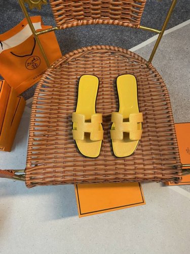 冲量价: P2302025新色，中底全包，全新改版 HermèS 包装升级，版型做工材料升级。 Hermes纯手工鞋 爱马仕拖鞋 2025早春新款原版一样， 师