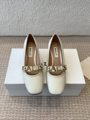 Bally 官网同步，2025春夏新款，时尚粗跟平底马丽珍logo 字母单鞋，走秀款芭蕾舞鞋款式新颖别致，采用方形头型设计 配以Bally 字母扣搭设计突出品牌