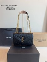 配礼盒. 圣罗兰Ysl 羊皮纹链条包. Loulou 信封包 经典包包推荐哦！ 特别适合夏天的一款哦亲！尺寸：24*6*15Cm
