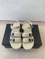 Chanel Ss25 小香25春夏魔术贴凉鞋！ 这种发泡底的鞋子，柜柜里每年换着版面出！ 你还别说，脚感轻若无物，造型感很好，时髦哦！ Size：#35-41