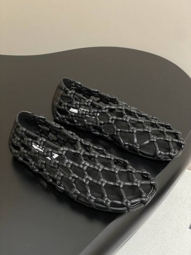 Jilsander 吉尔桑达 25S春夏新款 渔网编织绳结镂空单鞋 非常新颖的设计，让人眼前一亮！夏日氛围感渲染十足！鞋面采用超级软且坚韧的牛皮编织而成，采用镂