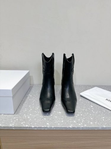 Khaite 小众潮牌 24ss秋冬刺绣猫跟短靴 完全长在我喜好上的短靴！ 真的很难遇到再次心动的短靴 配色实物到手也是有被美住 复古优雅的方尖头 线条的设计也
