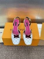 Louis Vuitton 2025春夏新款猫跟蝴蝶结果冻色女鞋 Lv 字母Logo五金扣方头拼色后空凉鞋 材质：鞋面进口环保透气老花皮+水染羊皮内里+意大利真
