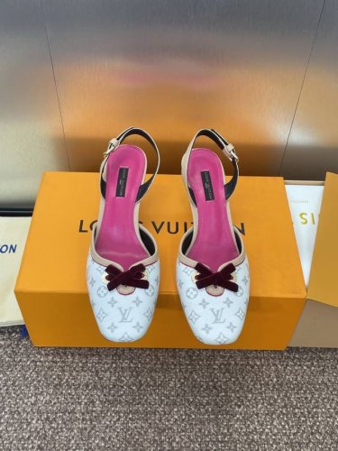 Louis Vuitton 2025春夏新款猫跟蝴蝶结果冻色女鞋 Lv 字母Logo五金扣方头拼色后空凉鞋 材质：鞋面进口环保透气老花皮+水染羊皮内里+意大利真