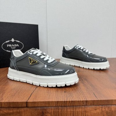 Prada 普拉达 新款男士拼接运动鞋 金标厚底休闲皮鞋！ 这款运动鞋融合优雅而创新的设计，采用亮面漆牛皮与光滑小牛皮打造，外侧饰以涂珐琅金属三角形徽标，鞋舌饰