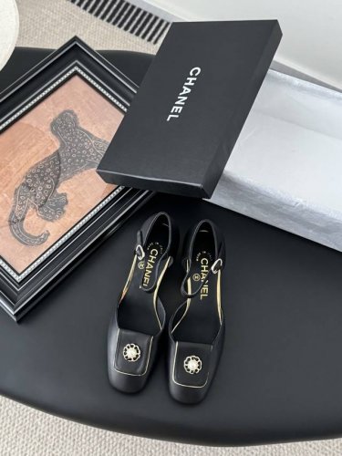 chanel 25K玛丽珍新款凉鞋 高版本高品质，全颜色做齐全～ 欢迎主推 鞋面牛皮 内里羊皮 真皮大底 Size:35-39 其他码数定做