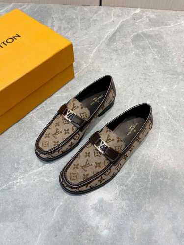Lv 驴牌 Major手工乐福鞋－真皮大底 于 融合漆面小牛皮与手工缝纫鞋面。后者点缀金属质感皮革饰带及品牌字母，真皮外底嵌入橡胶，防滑耐磨性再度升级。 漆面小