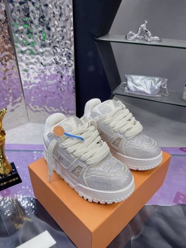 实价 lv 胖丁 钻面 Trainer情侣满钻限量Bulingbuling 小胖丁系列独家高品质 配色太显高级啦 无论在自然光抑或在夜光灯下同样 光芒四射流光溢