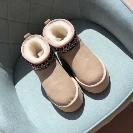 UGG厚底一脚蹬女懒人鞋雪地靴 UGG民族风雪地靴 周冬雨同款民族风雪地靴一脚蹬设计穿脱方便，室内外皆可。异域风情~民族风的设计，让人眼前一亮，绝对值得入手的一 - 点击图像关闭