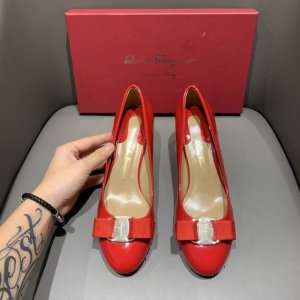 橙子出厂价 Ferragamo 菲拉格慕 蝴蝶结圆头漆皮粗跟单鞋 浅口高跟女鞋 码数：34-42
