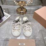 出厂 单鞋 小短靴 Miu Miu 缪缪 25Ss春夏新款 复古 休闲鞋 本季Miu Miu延续了该风格推出了专属款，整体鞋型线条简约＋轻薄鞋底设计，配色大胆时