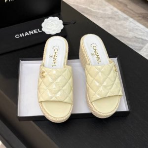 Chane*｜小香25p春夏新品 双C镂空厚底拖鞋 个性时尚潮流 必入款 ！ 特殊的材料赋予它独特的新鲜感 真的火到哪哪都断货 一鞋难求啊 上脚不仅显腿细 而且