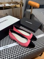 出厂价 CHANEL 香奈儿 经典光面款 可文艺可时髦 穿搭率实在太高了 百搭舒适 上脚秒变大长腿！ 鞋面采用进口牛皮漆皮 内里垫脚是羊皮 真皮大底，两种鞋跟