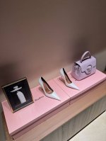 早早春新品 ★面料 漆皮 内里 羊皮 鞋底 牛皮大底 原版注塑 优雅风格 创造不一样的感觉 跟高10 Cm 专柜包装 简约气质款式！ Show Bdetails