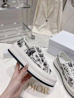 p直销 迪奥2025年Walk‘N’Dior刺绣中帮休闲鞋上新啦 在时尚的舞台上，Dior刺绣鞋是当之无愧的主角。细腻的针法游走于鞋面，每一针都倾注了匠人的心血