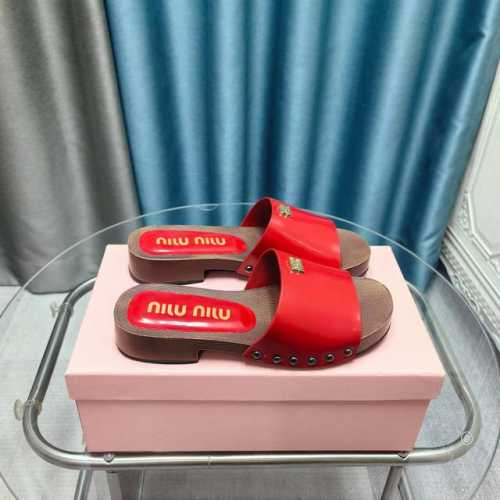 MiuMiu缪缪春夏秀款拖鞋 25秀款出镜率最高单品 简约鞋面金色miumiu字母logo非常的醒目 袜子10四个色可选 搭配半脚袜饰以装饰，显得格外的好看时髦