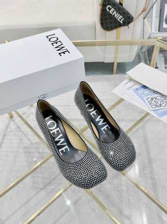 LOEWE 罗意威 上新出厂价 进口真皮底 Loewe 2024 aw 早春最新T台彩钻系列 走秀款鞋面：进口真丝布内里：进口水染羊皮大底：原版开模注塑真皮大底 - 点击图像关闭