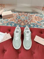 Miumiu缪缪家早春最新走秀款休闲脏脏鞋 运动小白鞋 国内外博主刷爆的一款，小红书种草系列，复古又时髦上脚美炸了 简约的运动板鞋设计，极具辨识度的鞋舌，打造佛