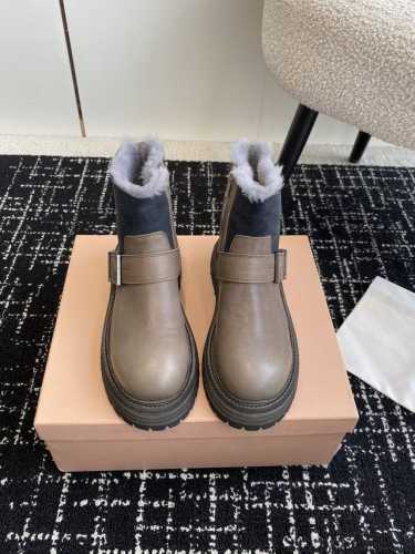 代购级 AGL 24ss 秋冬简约毛及裸靴 集大头短靴的帅气与运动鞋的青春活力于一身 看似极其简约，轻松写意的设计，但选材却极其奢华 采用顶级的进口皮面打造鞋身