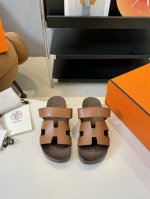 Hermès 爱马仕经典凉拖 极约复古的设计 浓厚的异域风情时髦感十足、随便上脚都很有腔调简简单单的款式随便搭配一下高级感就很棒百搭的颜色流畅的线条很难不爱！面