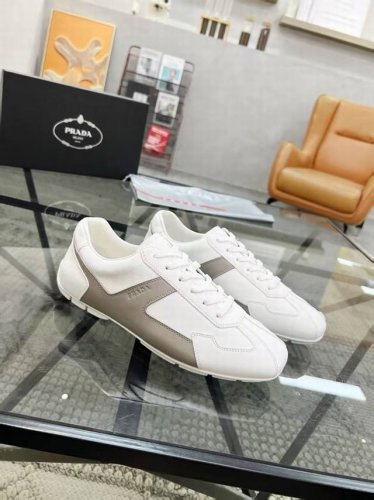 prada 普拉达新款男士真皮运动鞋，市面最高版本 、欢迎任意对比！原版皮料质感极佳，超上档次！意大利进口胎羊网内里，可拆式垫！奢华用料、精细做工，极力推荐入手