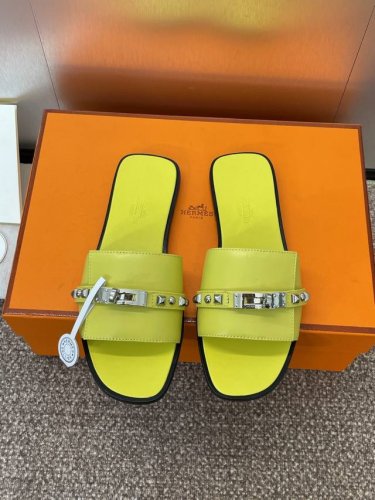 工厂P价 爱马仕 Hermes 2025春夏经典款 Giulia 朋克风铆钉拼色女鞋 H家 平底Kelly五金扣圆头露趾凉拖鞋 材质：进口羊猄皮 小牛皮+水染牛