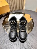 LV Checker 秋冬及踝靴，亮相于路易威登 2024 春夏男装秀场，以正绒面牛皮革演绎多元风尚。鞋面点缀铭纹金属饰钉和 Vuitton 鞋带装饰，厚实而轻