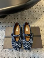 独家新品 Alaia 25 走秀款平底钻面芭蕾舞鞋 兜兜转转还得是Alaia 极致的舒适和百搭 交叉带的设计有种芭蕾舞的感觉 章小蕙同款 甜酷芭蕾风 人气超高的