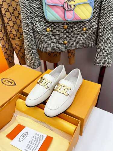 高版本Tod’s 最新款复古金属链条乐福鞋今年必入！时髦洋气、高级感满满！原版1:1顶级复刻！手工缝制细节特别精致，品质欢迎看实物对比！鞋面：头层小牛皮皮 原版