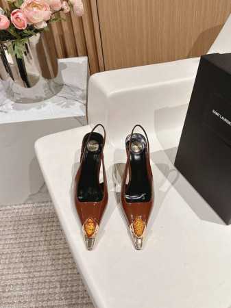 YSL 圣罗兰 SS2024新品 金属头大宝石优雅大气高跟 各种小裙子搭配起来 完全不挑脚型哦 通透的闪钻在光线的照耀下呈现幻彩 真的美的过分 上脚显白的让人上 - 点击图像关闭