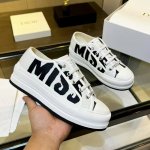 p直销 女鞋 女装 迪奥2025年Walk‘N’Dior刺绣中帮休闲鞋上新啦 在时尚的舞台上，Dior刺绣鞋是当之无愧的主角。细腻的针法游走于鞋面，每一针都倾注