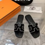 2025- Hermes Oran 经典钻面拖鞋，追求珐琅 百分百纯手工 莱茵石钻面拖鞋，经典“H”鞋面。此鞋款是您衣橱中的点睛单品，充分展现爱马仕经典风格独有