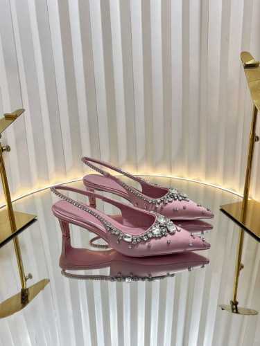 2025开春 新款首发美得挪不开眼2025专柜同步春夏新款Gucci 25S春夏新品水钻糖果色 后带凉鞋高跟G家在体现高级感这块 总让人大写的服气看起来蛮简单的