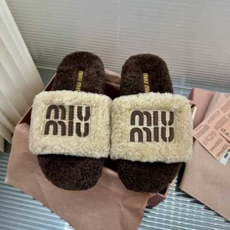 顶级版本 Miumi*新款字母刺绣羊毛拖鞋毛毛拖鞋 鞋面采用A级羊毛皮毛一体羊羔毛，与原版一致满鞋全部采用纯羊毛，大底与原版一样的TPU材质底片耐磨防滑 Siz - 点击图像关闭